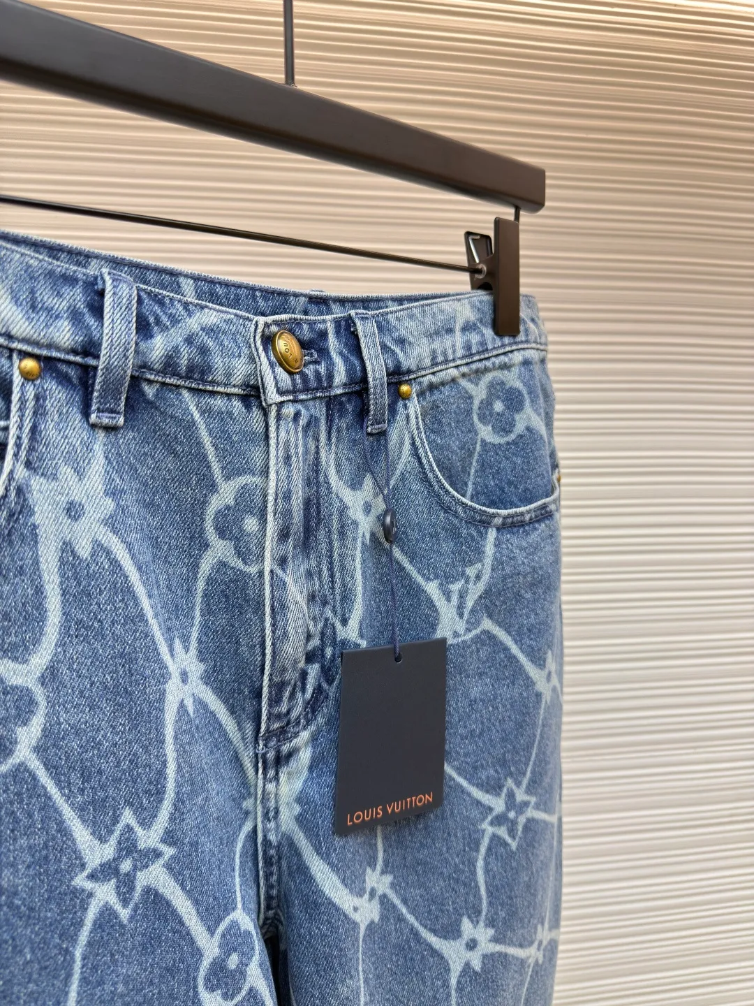 LOUIS VUITTON starry sky presbyopic denim shorts ●Authentic product: purchased and developed for 14600 ●Item number: 1680365-B30 ●Fabrics: cotton denim fabric ●Technology: laser engraving ●Version: fitted version ●Weight: about 440 grams ●Size: 30-31-32-33 ●Description: The fabric is made of 7s*7s twill cotton denim, and the weft yarn is made of compact siro-spun raw cotton yarn. The raw cotton yarn has better strength than the back-spun cotton. It is not easy to produce holes in the later washing water and the raw cotton feels crisp. The Y version is purchased to scan the entire trousers cutting pattern, and the piece of cloth is positioned to cover the pattern, using laser Light engraving process is used to burn out the pattern, the front zipper is restored, the front small pocket is restored, and the back double pocket is restored. The ready-made garments are washed with fried sand, and sea salt and sea sand are added as potassium permanganate additives in the tank. The flower pattern is nostalgic in the later washing process. The mold is made to make a bronze cylindrical I-shaped buckle, and all the bones are round rivets. The overall wiring is straight and delicate, the fabric is comfortable and soft, and the color is consistent without color difference. It can be matched with the same style to create a fashionable look and control various occasions. Customized accessories, complete with three standards, same style for men and women!